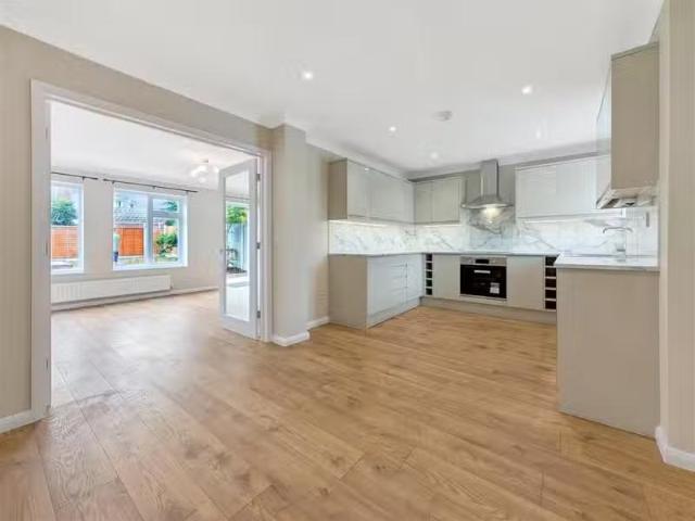 Cheap 3 bedroom semi detached house for rent in Chaney Road, W.