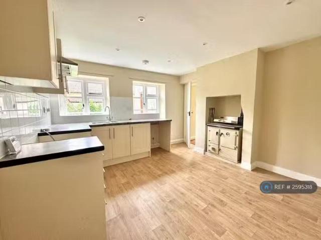 Unique 3 bedroom semi detached house for rent in Chapel Street.