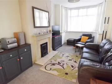Deal! 3 bedroom semi detached house for rent in Farren Road, B.
