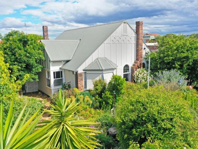 Charming 3 bedroom Period Home in Central Location