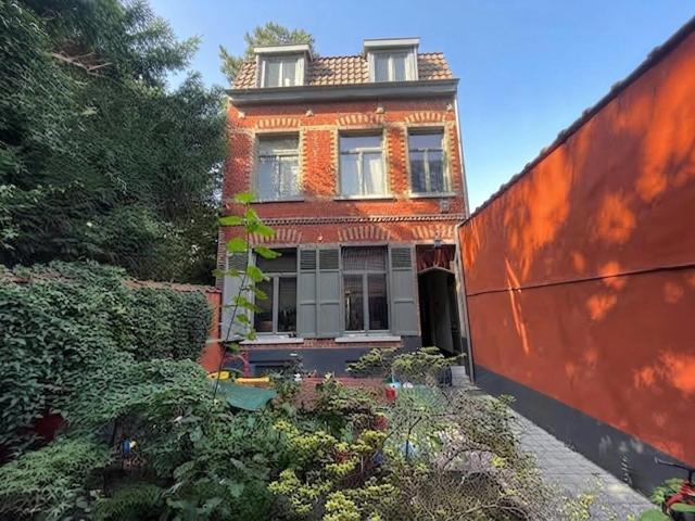 Charming 3 bedroom rear house