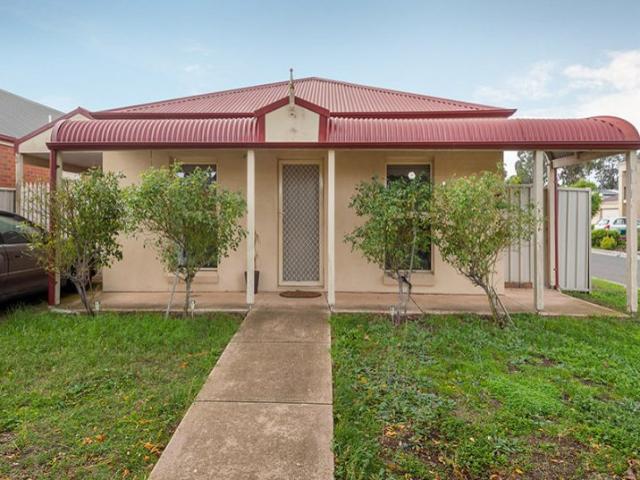 Charming 3 Bedroom Town Cottage Convenient Location!