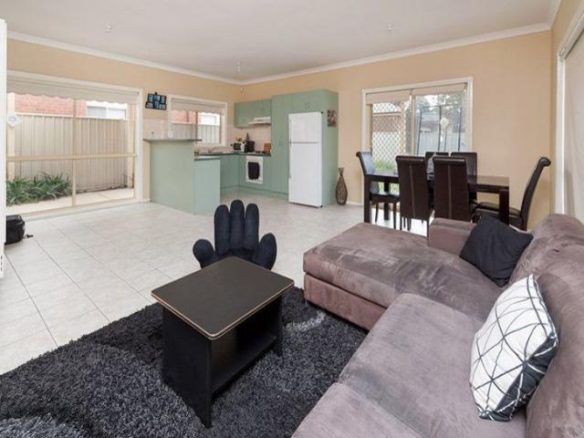 Charming 3 Bedroom Town Cottage – Convenient Location!