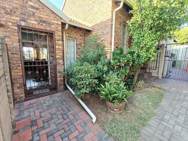charming 3 bedroom townhouse in prim.