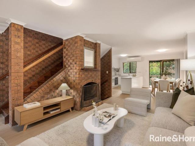 CHARMING 3 BEDROOM TOWNHOUSE IN QUIET HAVEN!