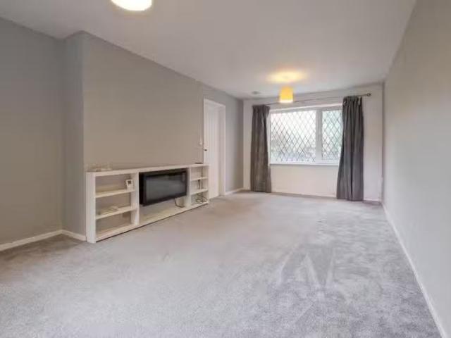 Rental! 3 bedroom terraced house for rent in Avon Drive, Barno.