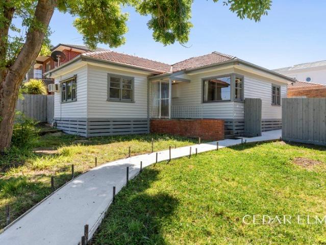 Charming 3 Bedroom Unit House with Renovated Kitchen and Great Location!