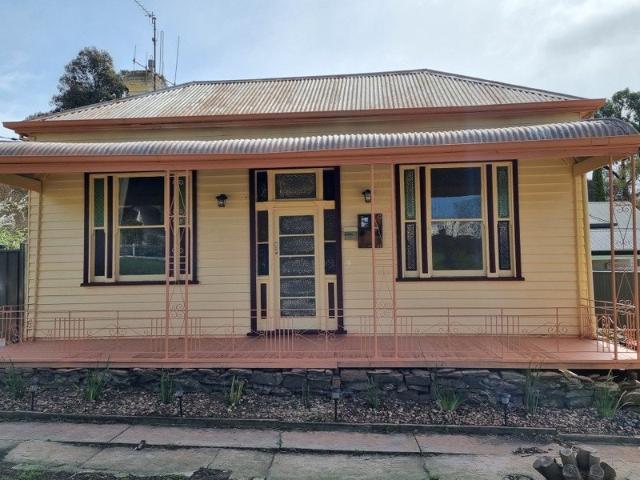 Charming 3 Bedroom Victorian Home in Inner Bendigo AVAILABLE NOW