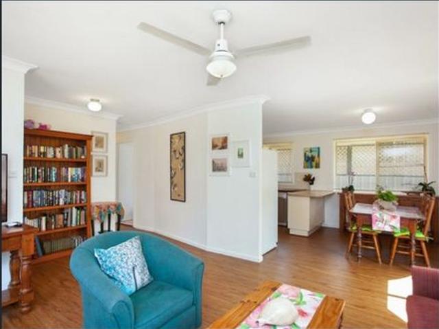 Charming 3 Bedroom Villa Near Town Center, Beach, and School