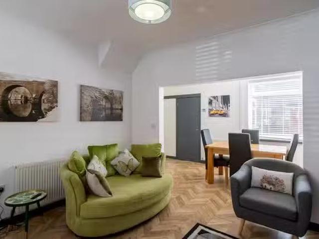 Unique 3 BR Albert Street