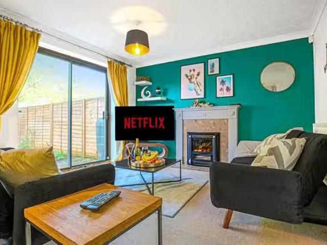 Deal! 3 BR Rhodes Place