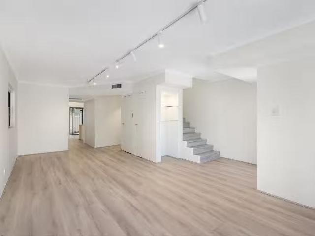 Deal! 3 BR 143/20 part Street, Balmain House for rent Listed.