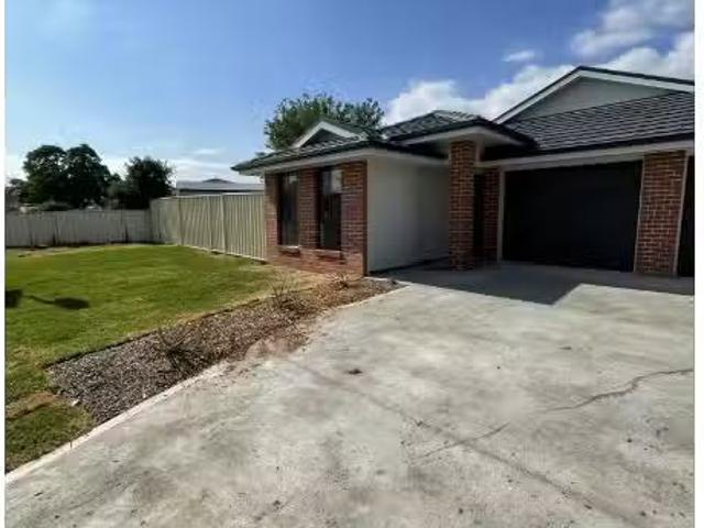 Unique 3 BR 1/4 Flemming Crescent, TAMWORTH Townhouse for rent.