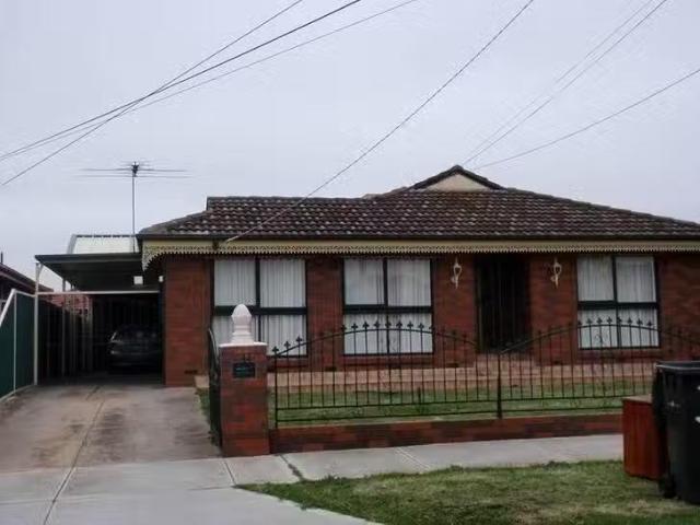 Just in! 3 BR 14 Waranga Crescent, St Albans, VIC 3021