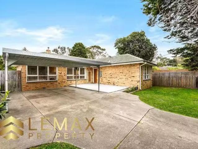 Cozy 3 BR 15 Merricks Close, Ferntree Gully, VIC 3156