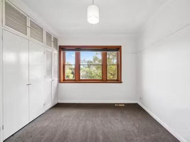 Unique 3 BR 15 Urana Street, Turvey Park, NSW 2650