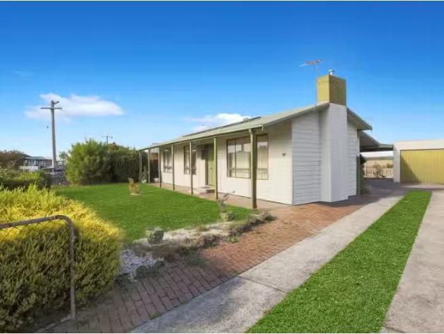 Charming 3 BR 167 North Road, Yallourn North House for rent L.
