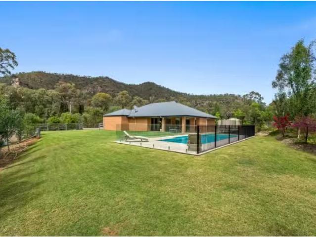 Deal! 3 BR 173 Milbrodale Road, Milbrodale House for rent Lis.