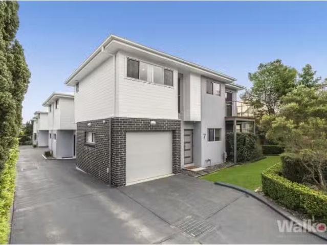 Deal! 3 BR 1/7 Longworth Avenue, Wallsend Townhouse for rent.