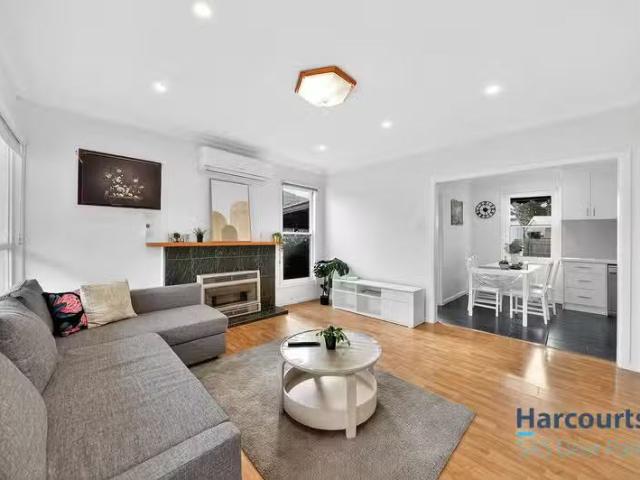 Cozy 3 BR 192 Ballarat Road, MAIDSTONE, VIC 3012 House for R.