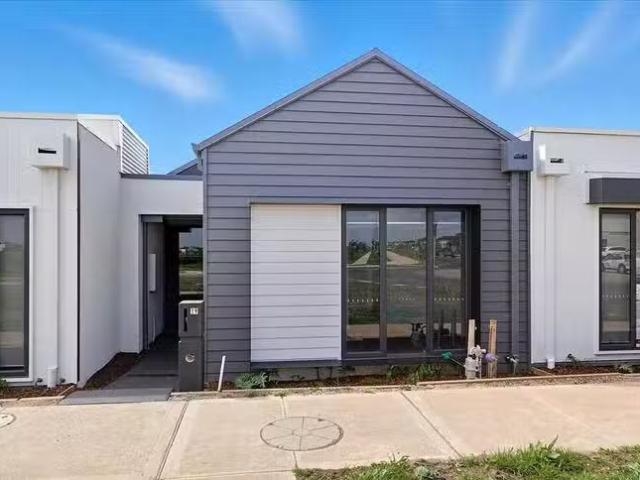 Deal! 3 BR 19 Callaway Street, Mambourin, VIC 3024