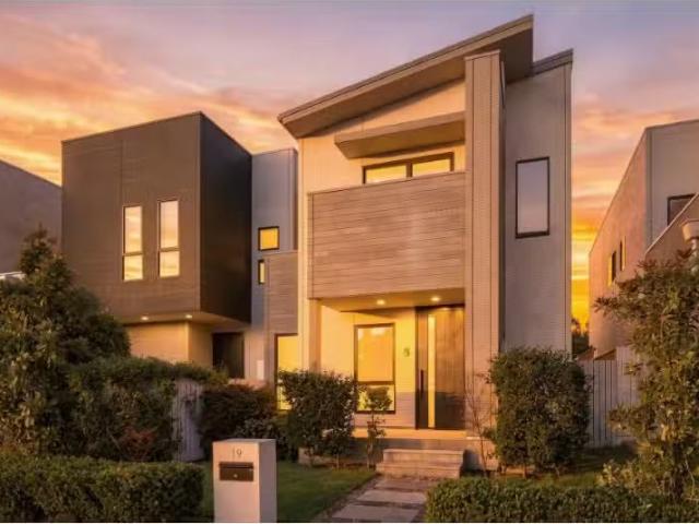 Just in! 3 BR 19 Ravenwood Street, Gledswood Hills House for r.