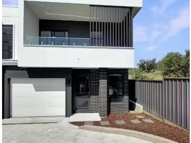 Charming 3 BR 1/9A Charlton Street, Lambton Apartment for rent.