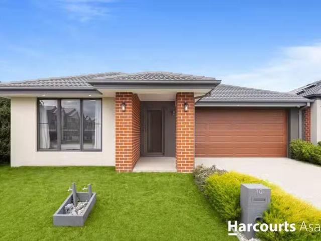 Charming 3 BR 10 Clamoroso Drive, Clyde North, VIC 3978 Hous.