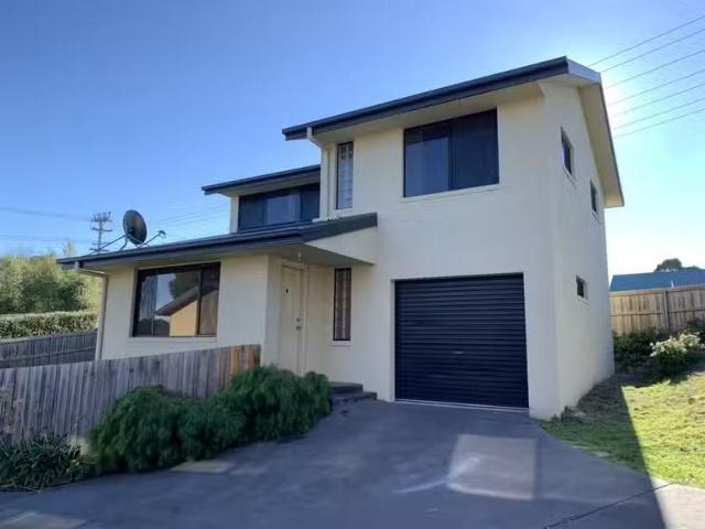 For Rent! 3 BR 1/132 Roslyn Avenue, BLACKMANS BAY, TAS 7052.