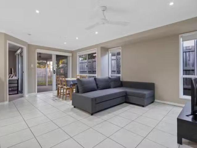 Cheap 3 BR 1/1 Linton Street, LOGANLEA, QLD 4131 Duplex for.