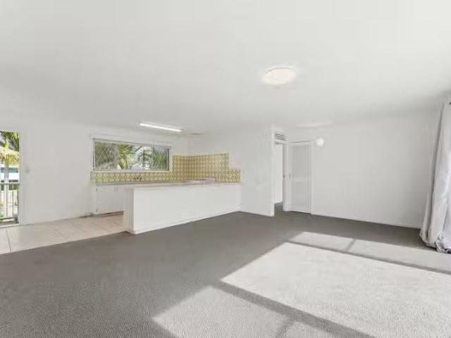 Deal! 3 BR 1/2423 Gold Coast Highway, MERMAID BEACH, QLD 4218.
