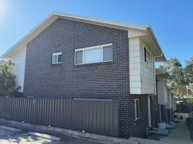 Cheap 3 BR 1/265 Sandgate Road, Shortland Townhouse for rent.