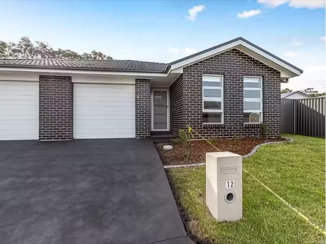 Unique 3 BR 12 Morecambe Circuit, Thornton Townhouse for rent.