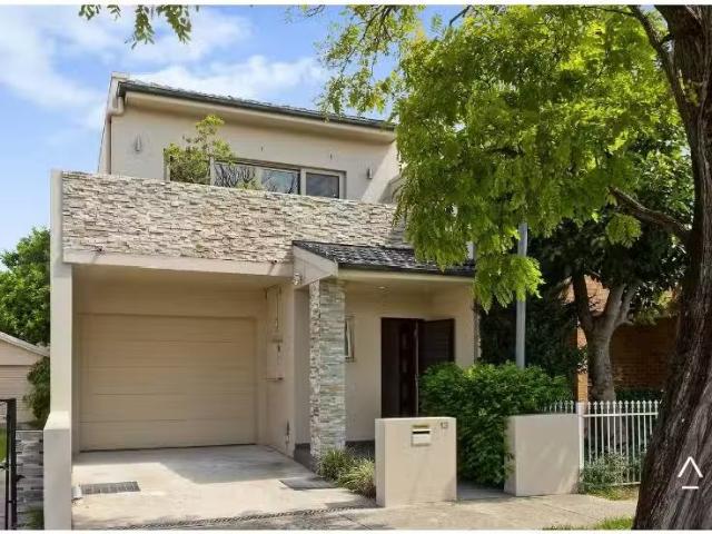 Deal! 3 BR 13 Want Street, Rosebery House for rent Listed by.