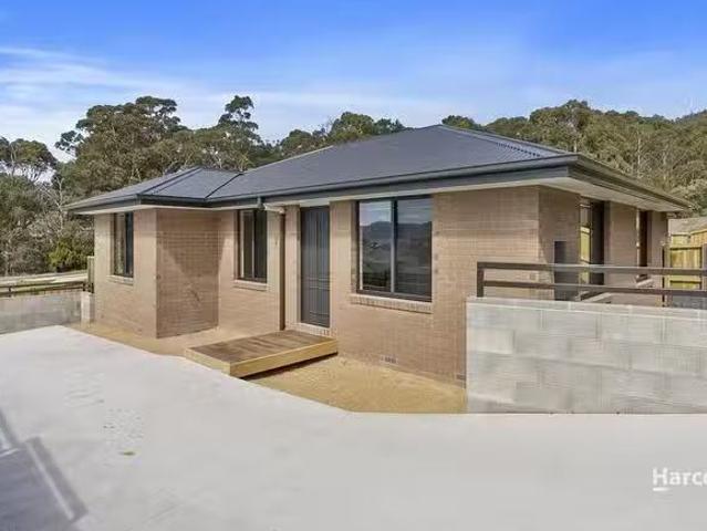 Unique 3 BR 1 & 2/2 Matteo Circle, Claremont, TAS 7011