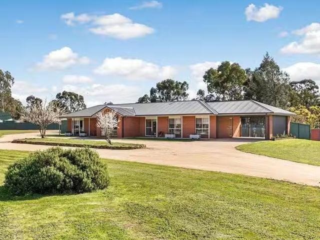 Cozy 3 BR 1 Cooper Grove, Strathfieldsaye, VIC 3551