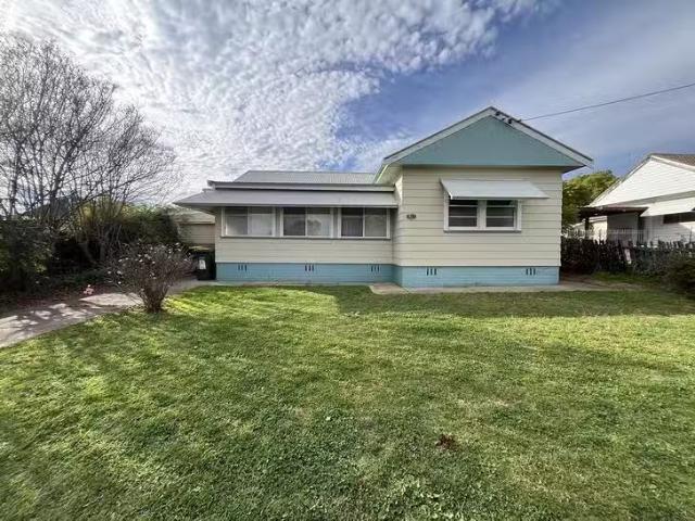 Deal! 3 BR 1 John Street, South Tamworth, NSW 2340