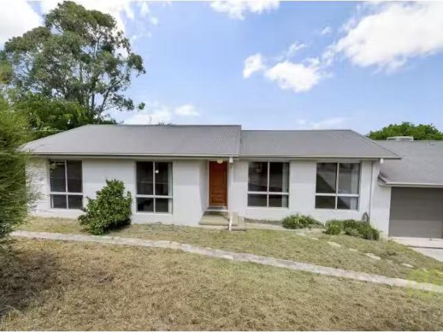 Unique 3 BR 1A Merriman Crescent, Macarthur Townhouse for rent.
