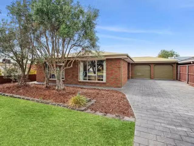 Rental! 3 BR 24 Rowe Street, Hamlyn Heights, VIC 3215 House.