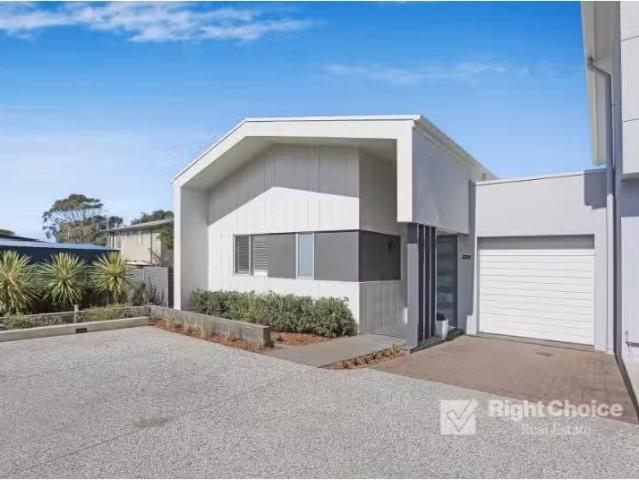 Cozy 3 BR 25A Harbour Boulevard, Shell Cove Townhouse for rent.