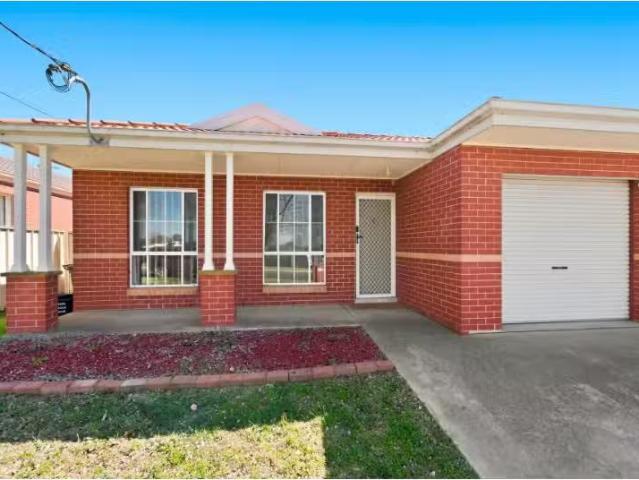 Deal! 3 BR 2/66 Martin Street, Armidale Apartment for rent Li.