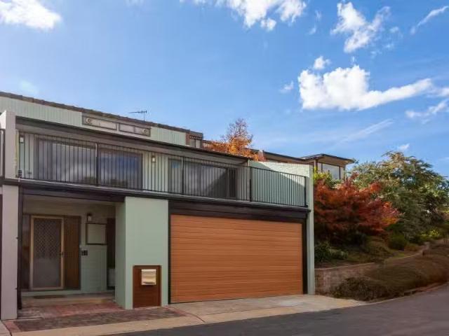 Charming 3 BR 26 Jewell Close, PHILLIP Townhouse for rent Lis.