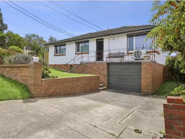 Deal! 3 BR 27 Albert Street, Queanbeyan House for rent Listed.