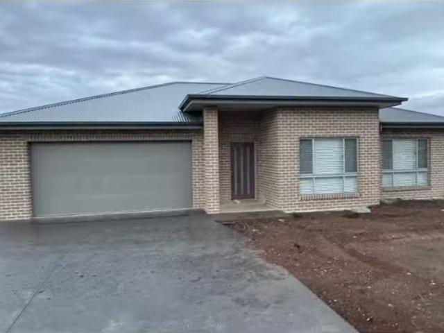 New 3 BR 2/80 Evesham Circuit, Tamworth Townhouse for rent Li.