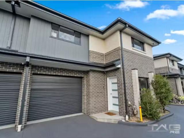 Deal! 3 BR 2/84 Brisbane Street, OXLEY PARK Townhouse for rent.