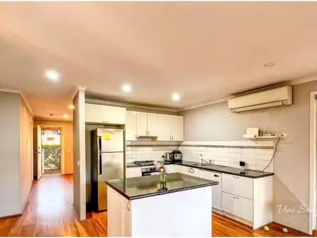 Deal! 3 BR 2/8 Hillcrest Rd, Quakers Hill Townhouse for rent.