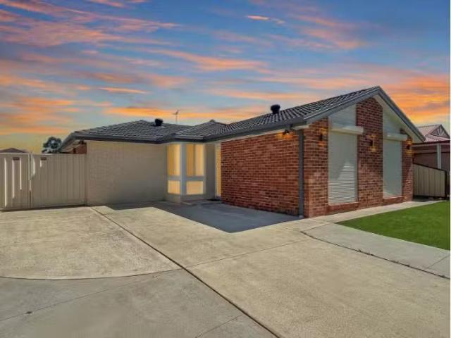 Charming 3 BR 28 Kirsty Crescent, Hassall Grove House for rent.