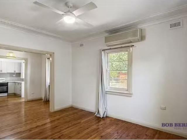 Nice 3 BR 290 Fitzroy Street, Dubbo House for rent Listed by.