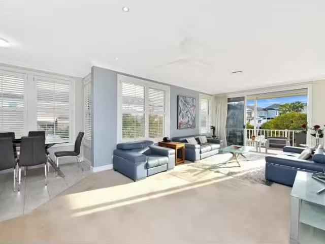 Cheap 3 BR 205/2 10 Mimosa Circuit, Breakfast Point Apartment.