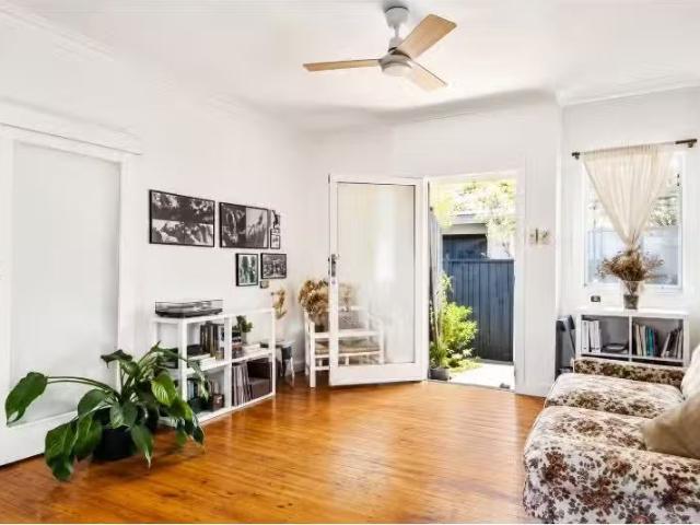 Deal! 3 BR 2/11 Douglas Street, Coolangatta Townhouse for rent.